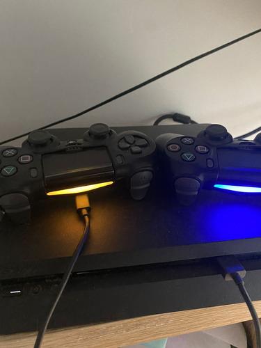 Playstation 4 (ps4) + 2 Controles Originales + 8 Juegos