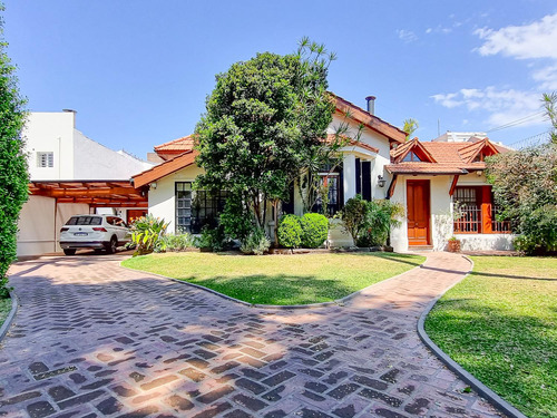 Casa De 3 Dormitorios Con Quincho Y Piscina En Alberdi Apto Credito