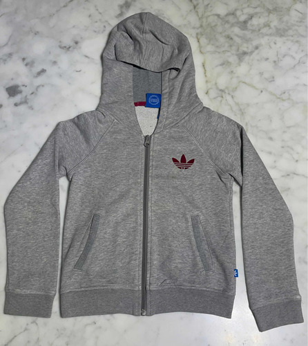 Buzo Gris Marca adidas Con Capucha Y Diseño En La Espalda.