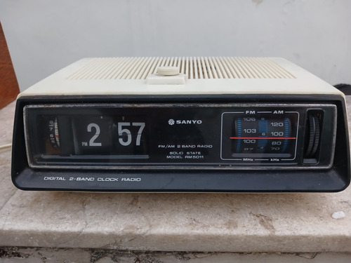 Rádio Relógio Despertador Sanyo Digital  De Paletas, 110v