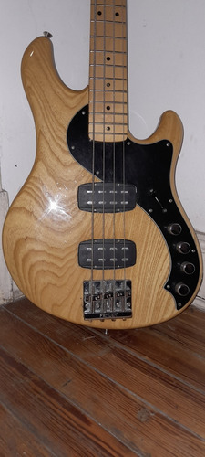 Bajo Fender Dimension Deluxe