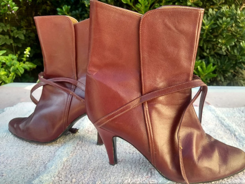 Botas De Cuero Color Bordo. Super Chick!