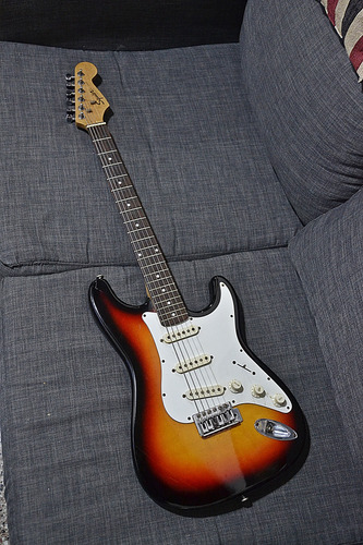 Guitarra Squier Stratocaster Special Sunburst 