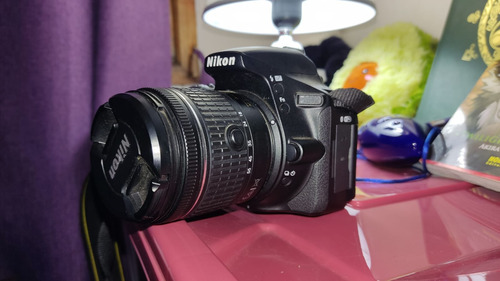  Cámara Reflex Nikon D5600 + Lente 18-55mm Color Negro Usada
