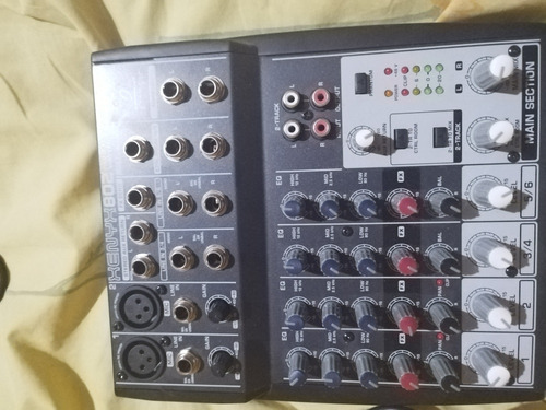 Mezcladora De Audio Behringer Xenyx 