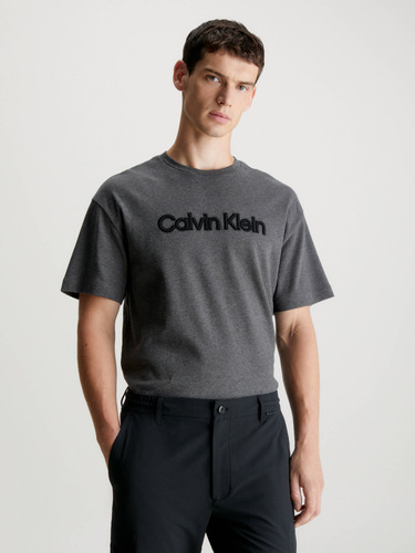Playera Gris De Hombre Con Logo En Relieve Calvin Klein