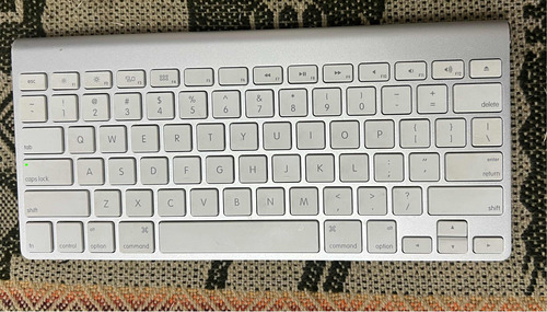 Teclado Bluetooth Apple A1314 Qwerty Inalámbrico