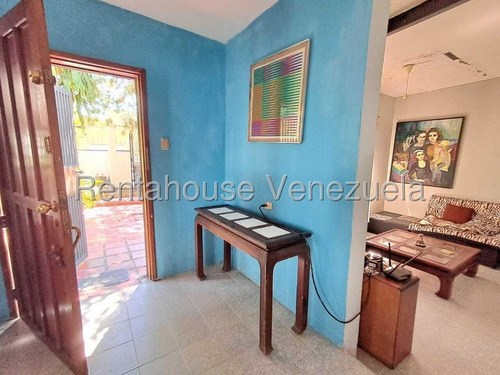 En Venta Mp Casa Tipo Chalet Para Actualizar, En Calle Cerrada De Colinas De Guataparo, Con Porton De Acceso Al Urbanismo. La Casa Cuenta Con 4 Habitaciones, 4 Banos, Cocina En Mamposteria A Remo - Imagen 4