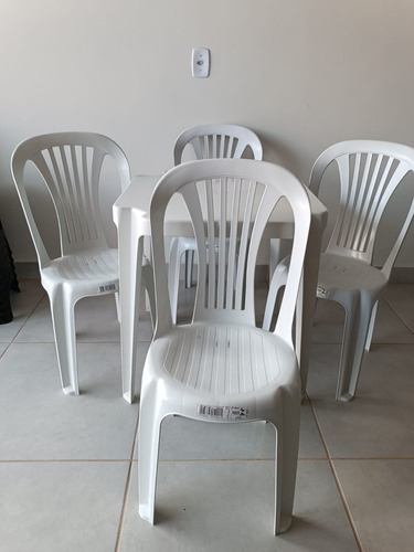 Jogo De Mesa E Cadeiras De Plástico Resistente 