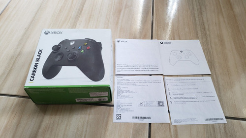 Caixa Do Controle Preto Do Xbox One Com Panfletos. F3