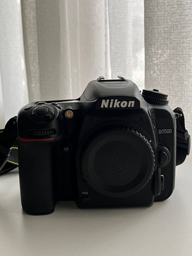  Nikon D7500 Dslr + 2 Baterias Nikon + Cargador 