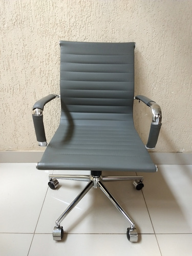 Cadeira Eames Baixa Cinza Base Cromada Usada Bh Mg