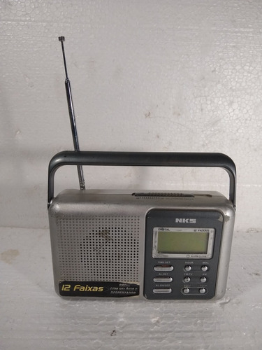 Rádio Relógio Portátil Nks 12 Faixas Ac 122 - Com Defeito 