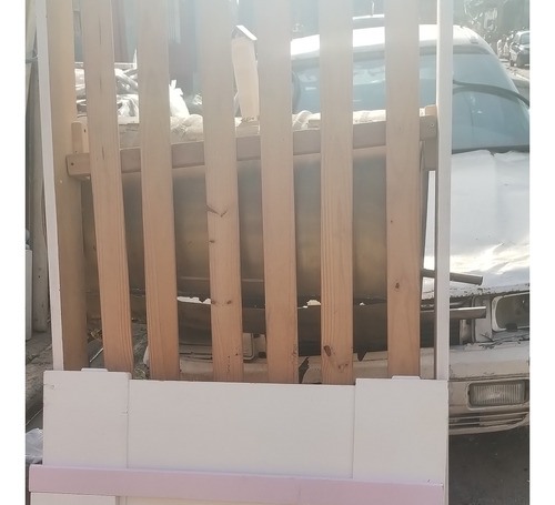 Cama De Madera Laqueada Con Detalles En Rosa Viejo