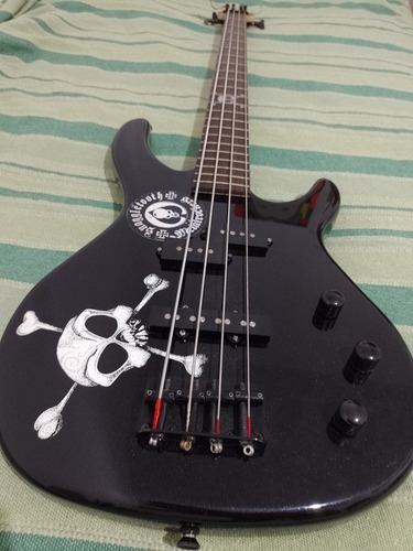 Bajo Eléctrico Squier By Fender Modelo Skull And Cross Bones