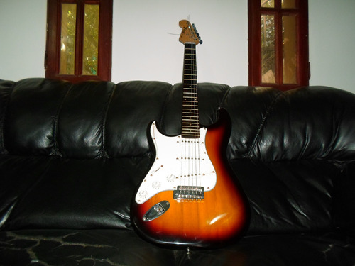 Guitarra Eléctrica Stratocaster Zurdo Field Impecable