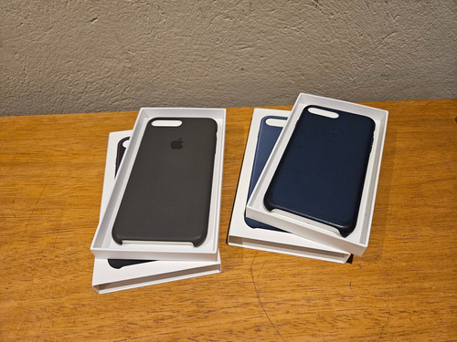 Capa iPhone 8 Plus 1 Couro E 1 Silicone Originais Usadas 