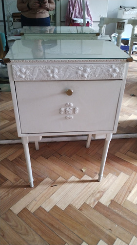 Mueble Con Vitrina Blanco. Barrio De Belgrano