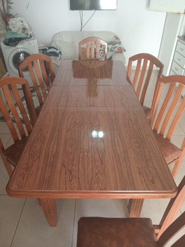 Mesa De Madera Y Sillas