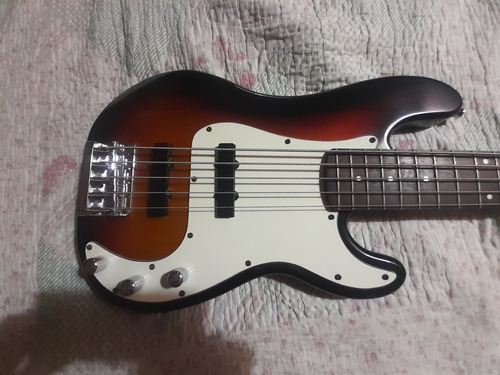 Bajo Squier 