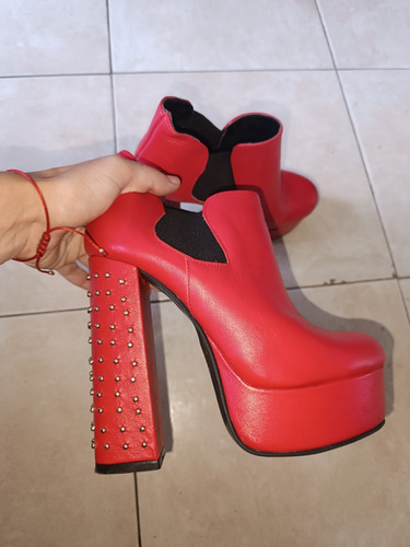 Botas De Cuero Vacuno Rojas Con Tachas Impecables.