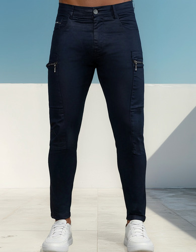Calça Resinada Super Skinny Zíper Na Barra Bolso Utilitário