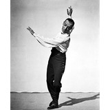 Fred Astaire En Camisa Blanca Y Zapatos Negros Con Impresio