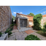 Casa En Venta De 2 Dormitorios C/ Cochera En Triángulo