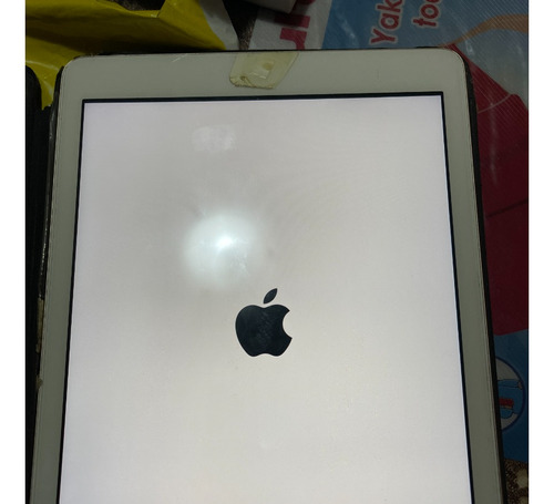 iPad  5th Generation 2017 A1822 9.7  32gb Gold