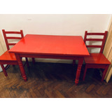 Mesa De Madera Pintada De Rojo Con Cuatro Sillas