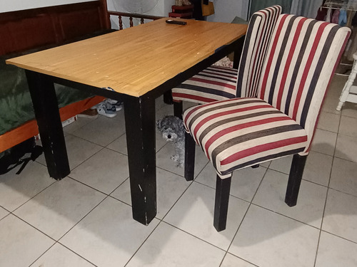 Juego De Comedor. Mesa Y Dos Sillas