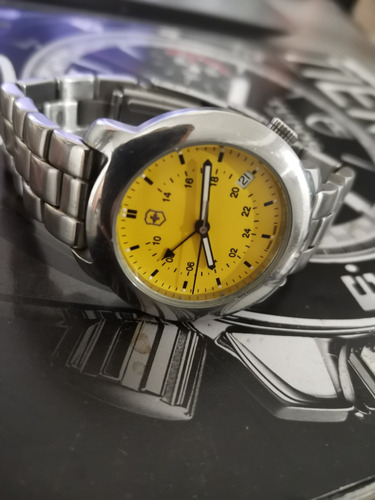 Reloj Victorinox Gmt Amarillo Swiss Made De Uso, Buen Estado