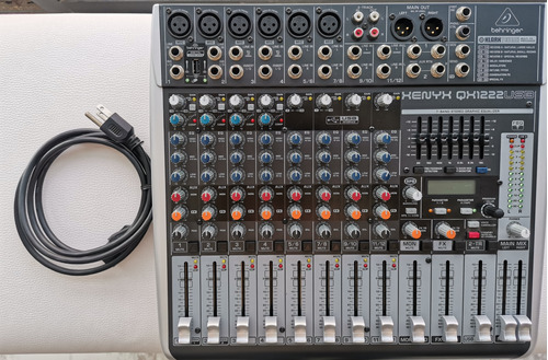 Behringer Xenyx Qx1222usb Mezcladora 12 Entradas Casi Nueva