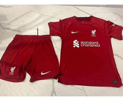 Conjunto Nike Liverpool Titular 2022 Adulto.