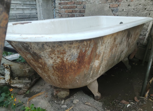 Bañera Antigua De Fundición Con Patas Para Restaurar.