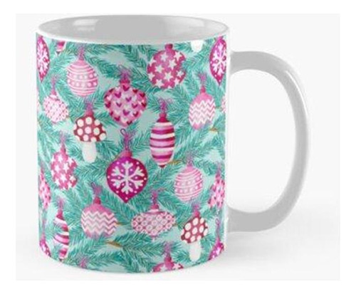 Taza Bolas De Navidad En Rosa Y Ramas Sobre Fondo De Menta C