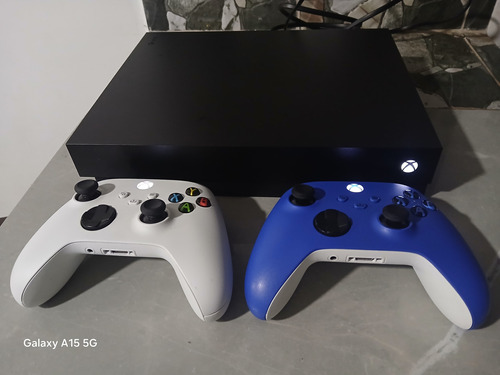  Xbox One X 1tb, 2 Controles 4ta Generacion, 1 Juego Físico 