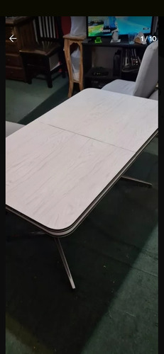 Juego De Mesa De Fórmica Y Sillas De Madera Tapizadas