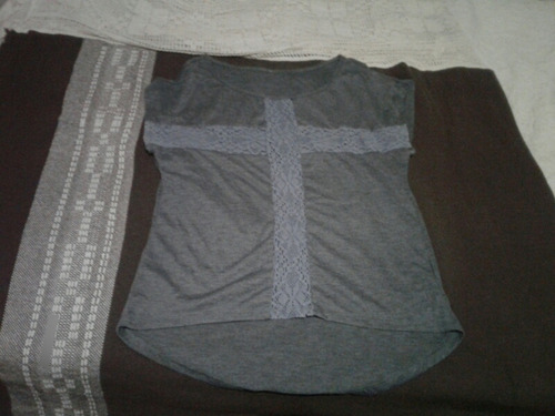 Blusa .gris.con Detalle De Encajes Delante.talle S.