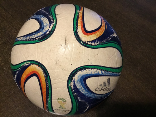 Pelota adidas Brazuca 2014