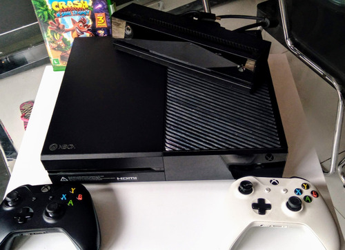 Microsoft Xbox One + Kinect 500gb + 2 Controles +1 Jogo
