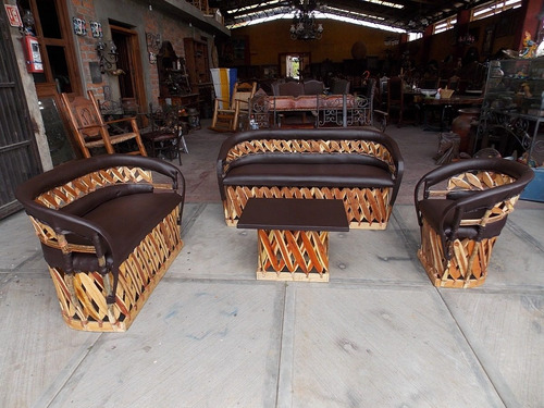 Sala De Equipal Con Riñonera En Madera Y Piel Estilo Antiguo