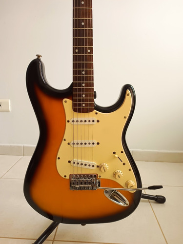 Guitarra Eléctrica Fender Stratocaster Sunburst Replica