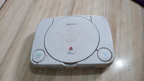 Playstation 1 Psone Só O Aparelho. Imagem Com Cor Estranha, Não Leu Os Jogos E Não Pegou Os Controles. Tá Com Defeito.  001. B32