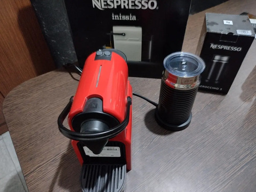 Cafetera de Cápsulas Inissia C40 Roja con Espumador de Leche - Cafeteras |  Paris.cl