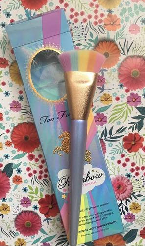 Too Faced  Brocha Rainbow Strobing Brush De Iluminador