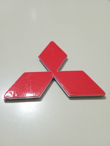 Emblema Tres Diamante Rojo Compuerta Mitsubishi Montero.     Foto 2
