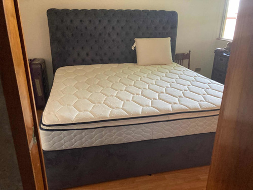 Cama Capitonada Elegante Con Base Y Cabecera