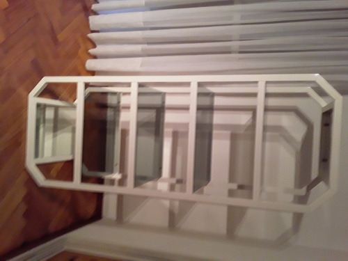 Mueble Hierro En Blanco Laquado Con Estantes En Vidrio Gris