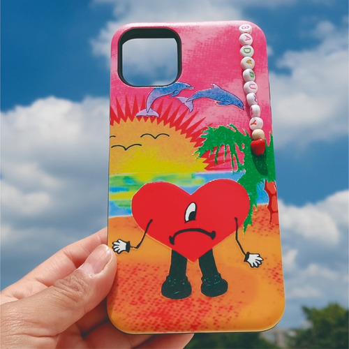 Funda Protector Case Bad Bunny Con Dije + Stiker De Corazón